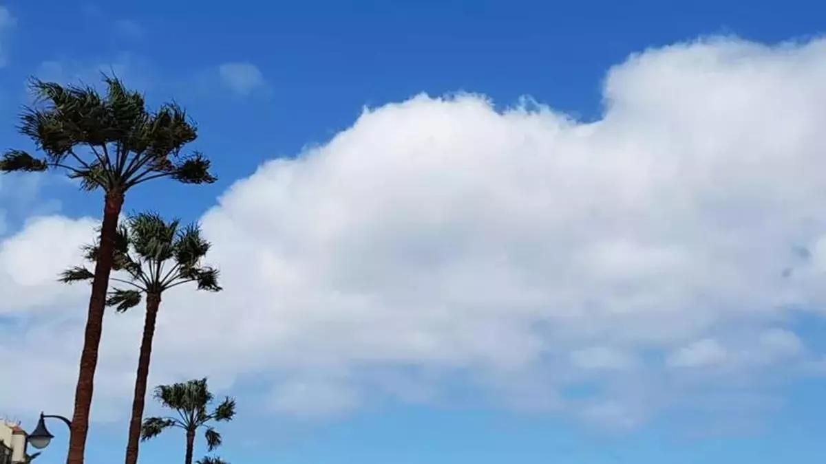 Imagen de archivo de nubes y claros en La Palma.