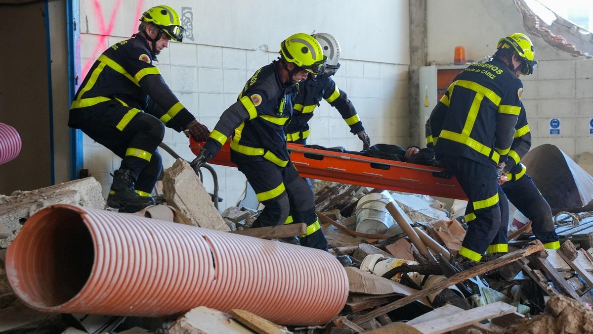 La Unidad Militar de Emergencias (UME) junto a bomberos y sanitarios, en unas prácticas de búsqueda de desaparecidos dentro del simulacro.