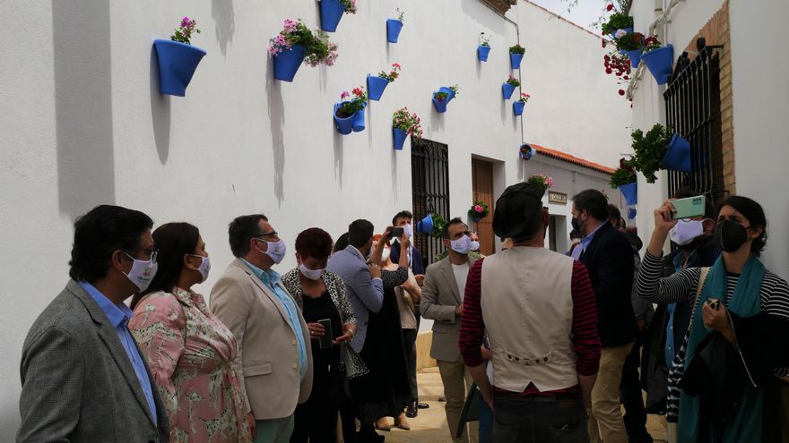 Una callejuela de Cañete de las Torres engalanada