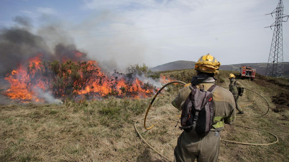 Leve respiro en Galicia: se mantienen activos los grandes incendios pero las hectáreas afectadas no aumentan