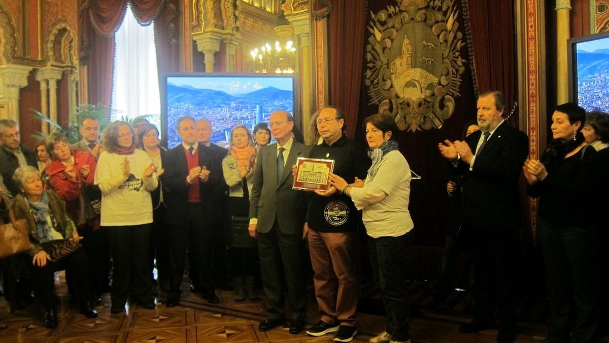 Ayuntamiento de Bilbao rinde homenaje a Iñigo Cabacas y agradece el "ejemplo de convivencia sin venganza" de su familia