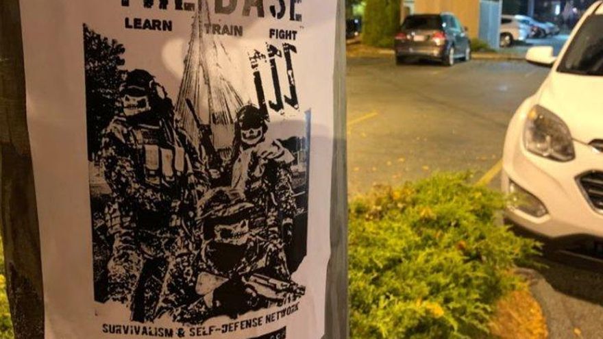 Un cartel de reclutamiento del grupo neonazi 'The Base' caracterizado como un grupo 'survivalista' y de autodefensa.