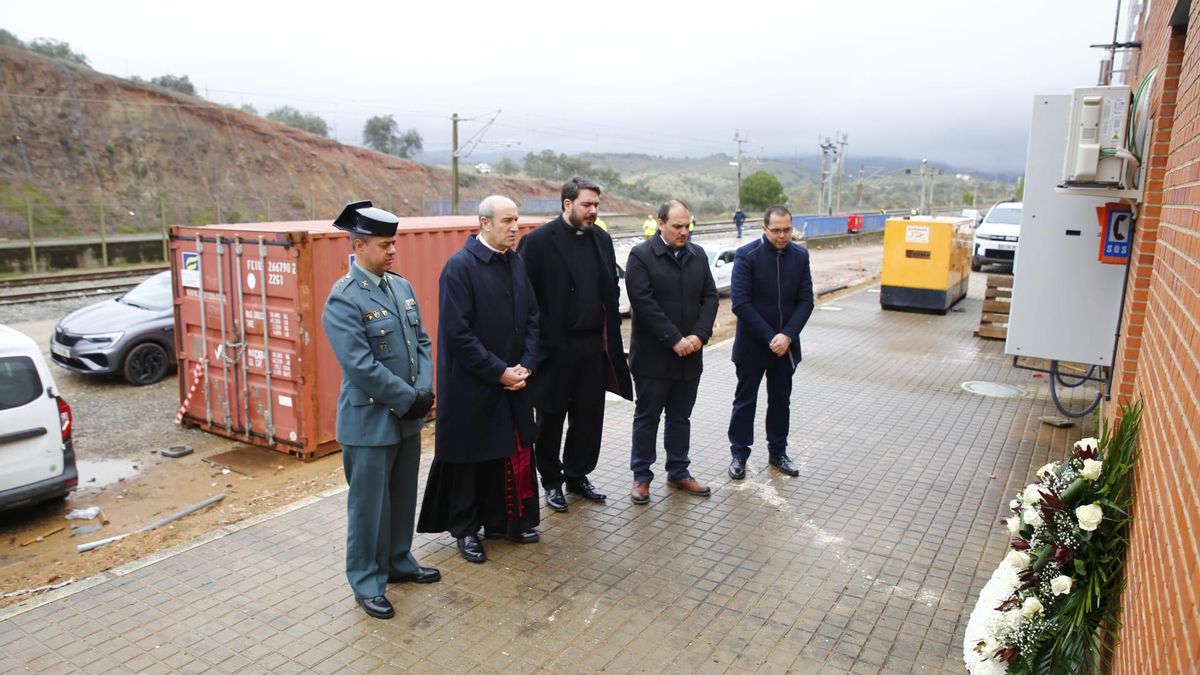 El obispo y el alcalde de Adamuz depositan una corona en la zona cero del accidente junto al párroco y una representación de la Guardia Civil.