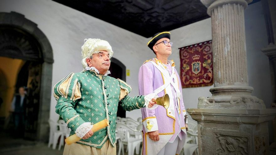 Anuncio de pregonero del 250 aniversario en el atrio del Ayuntamiento de Santa Cruz de La Palma del 250 aniversario de las primeras elecciones censitarias de España.