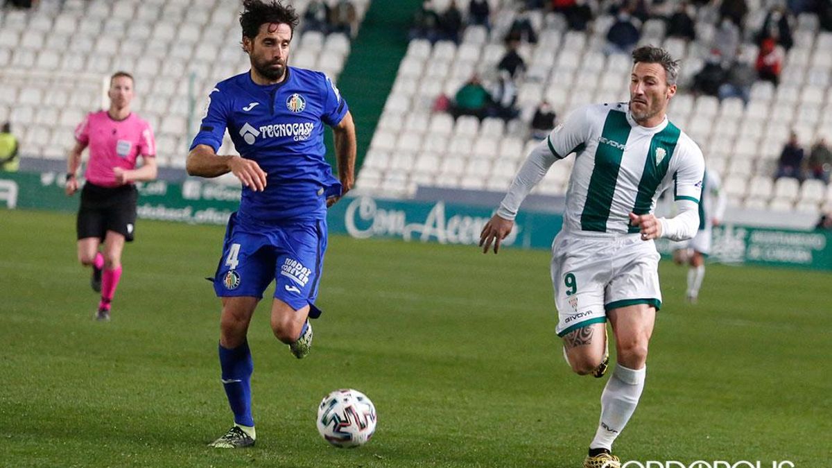 Piovaccari pelea un balón con Etxeita en el último Córdoba - Getafe de Copa