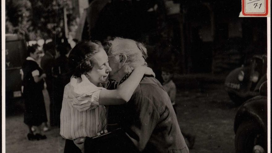 "Vecinas abrazándose y besándose al verse liberadas".