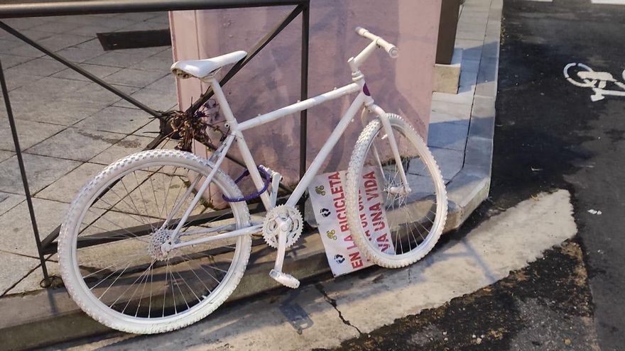 Aparece vandalizada la bici blanca colocada en homenaje al ciclista fallecido en una atropello en Logroño