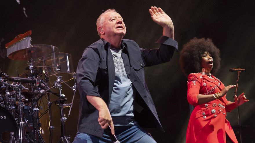 El líder y confundador de Simple Minds, Jim Kerr, dirigiendo al público.