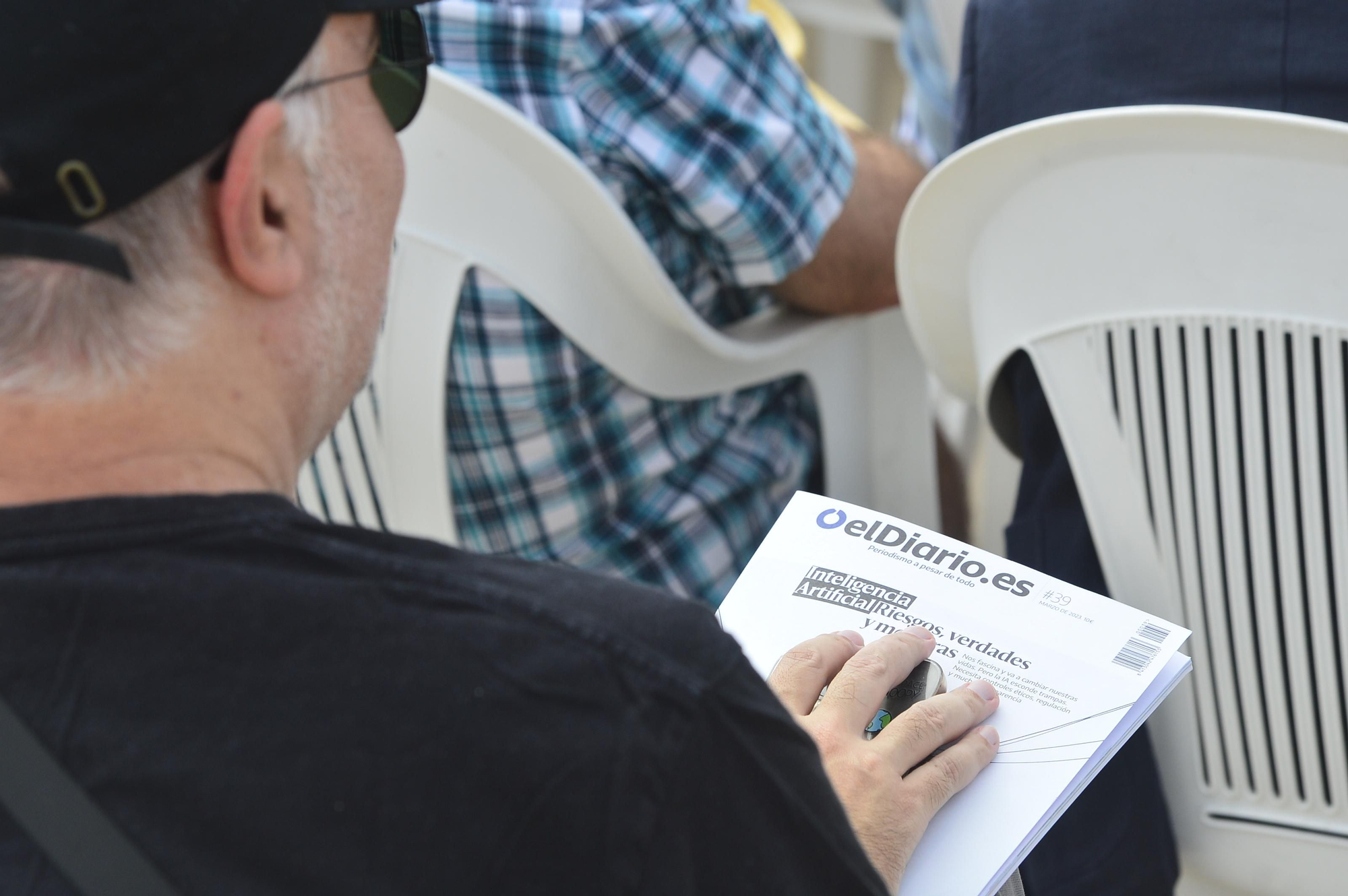 Uno de los asistentes al FIC con una de las revistas de elDiario.es