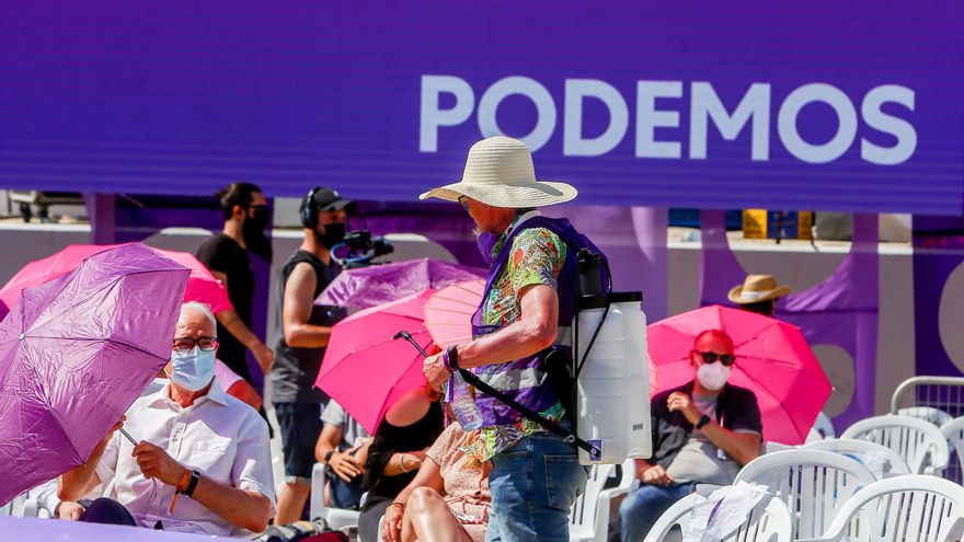 Un hombre con vapor de agua, en la IV Asamblea Ciudadana Estatal de Podemos, a 12 de junio de 2021, en el Auditorio Parque de Lucía de Alcorcón, Alcorcón, Madrid, (España).