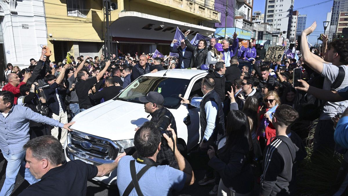 Milei este miércoles en su caravana por Lomas de Zamora, antes de interrumpirla por inicidentes.