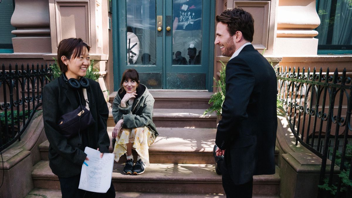 Celine Song con Dakota Johnson y Chris Evans en el rodaje de 'Materialistas'