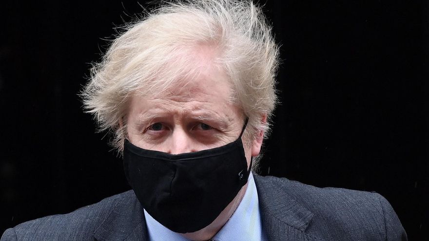 BRITAIN POLITICS BORIS JOHNSON QUESTIONS:London (United Kingdom), 03/02/2021.- British Prime Minister Boris Johnson departs 10 Downing Street for Prime Minister Questions at parliament in London, Britain, 03 February 2021. Johnson faces the MPs' weekly question time in the House of Commons. (Reino Unido, Londres) EFE/EPA/ANDY RAIN