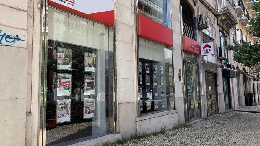 Vista de una oficina inmobiliaria en Lisboa, Portugal este sábado. En Portugal se vendían más de 20.000 inmuebles al mes. La pandemia ha frenado el auge del sector, que está prácticamente paralizado, pero afronta la crisis con esperanza y la vista puesta en el próximo año.