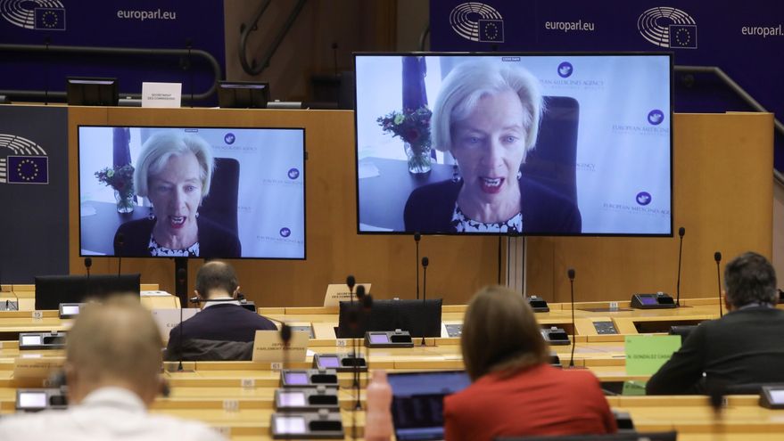 La directora de la Agencia Europea del Medicamento (EMA), Emer Cooke, durante su comparecencia digital ante la comisión de Salud Pública del Parlamento Europeo, este martes en Bruselas. EFE/EPA/OLIVIER HOSLET