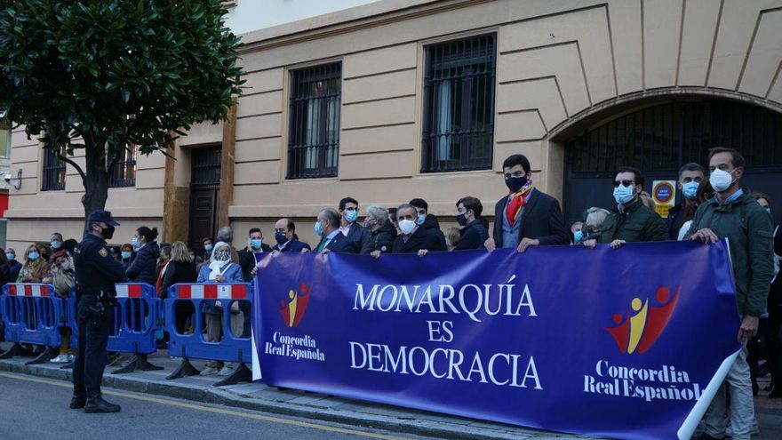 Simpatizantes de la monarquía en el Hotel de la Reconquista.