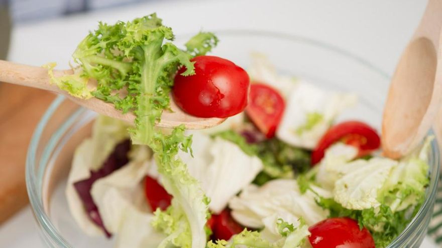 Tres ensaladas sin lechuga ni tomate perfectas para el calor y que se hacen en menos de 10 minutos