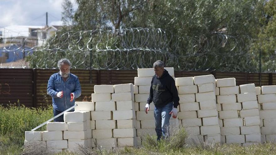 Artista canadiense levanta un muro de queso mexicano en la frontera de EE.UU.