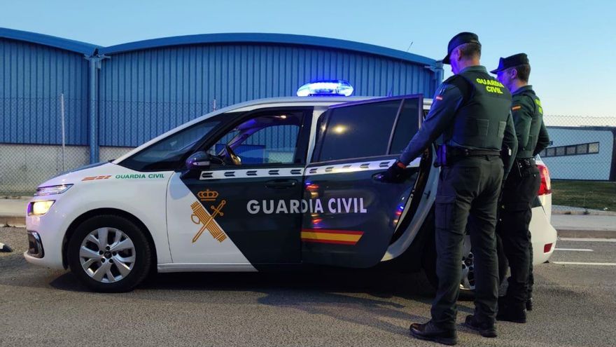 Archivo - Imagen de archivo de una patrulla de la Guardia Civil