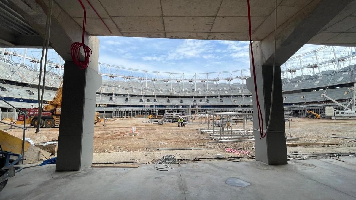 Estat de les obres del nou estadi del València CF des del que serà el terreny de joc.