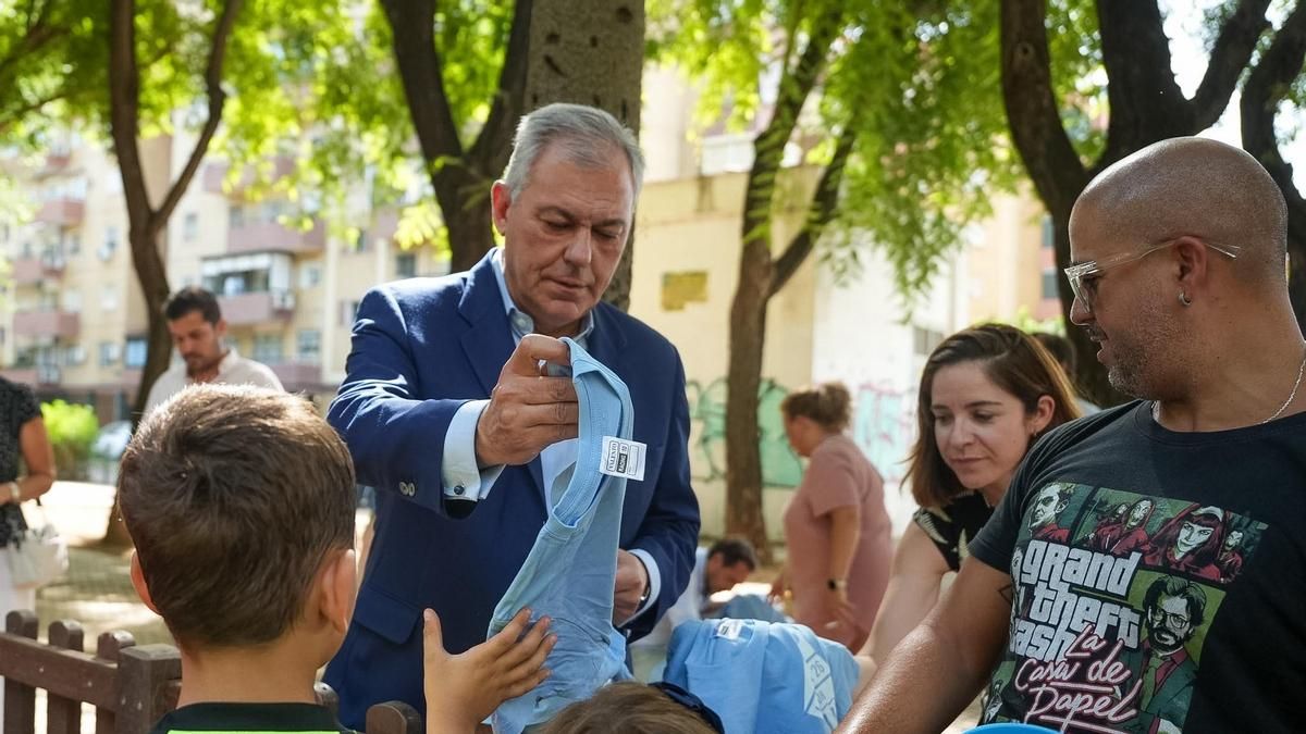 Sevilla se prepara para La Vuelta con reparto de camisetas en 23 puntos y animación a lo largo del recorrido
