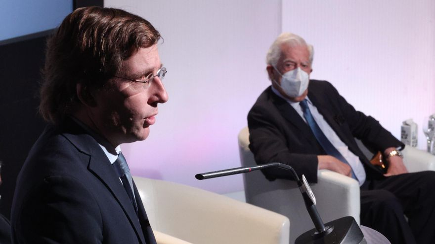 El presidente de la Fundación Internacional para la Libertad, Mario Vargas Llosa, observa la intervención del alcalde de Madrid, José Luis Martínez-Almeida, en la inauguración del XIV Foro Atlántico "Iberoamérica: democracia y libertad en tiempos recios", a 9 de julio de 2021, en la Casa América, Madrid, (España).