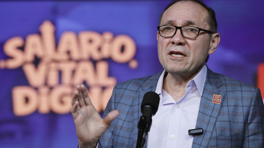 El aumento del 23,7 % del salario mínimo abre discusión económica y política en Colombia