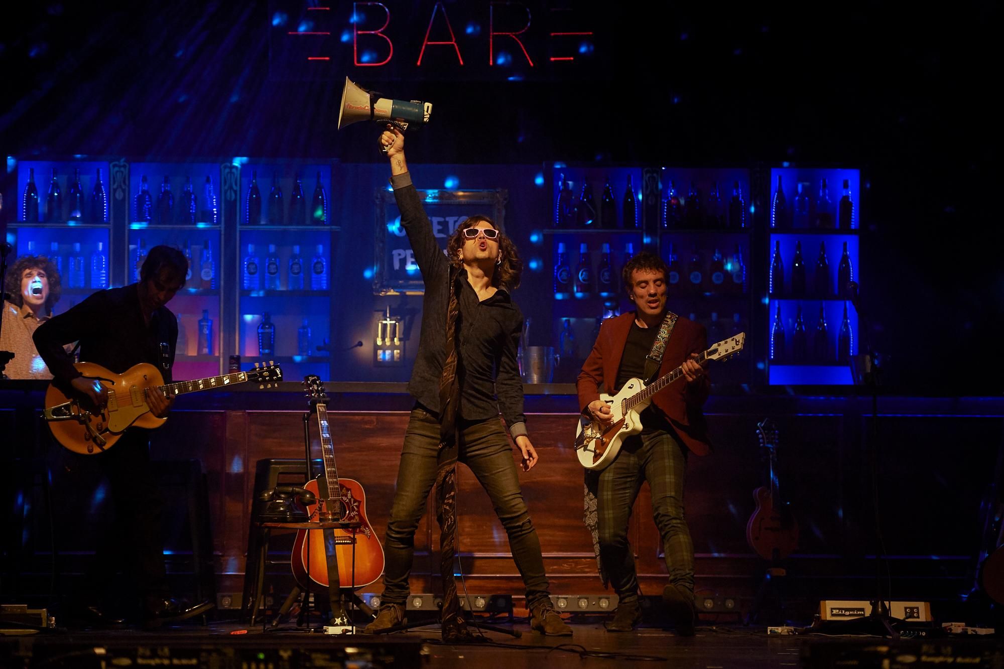 El escenario de la Sala Argenta se convirtió en una improvisada discoteca con 'Fauna rara'. | EL REY LAGARTÓN