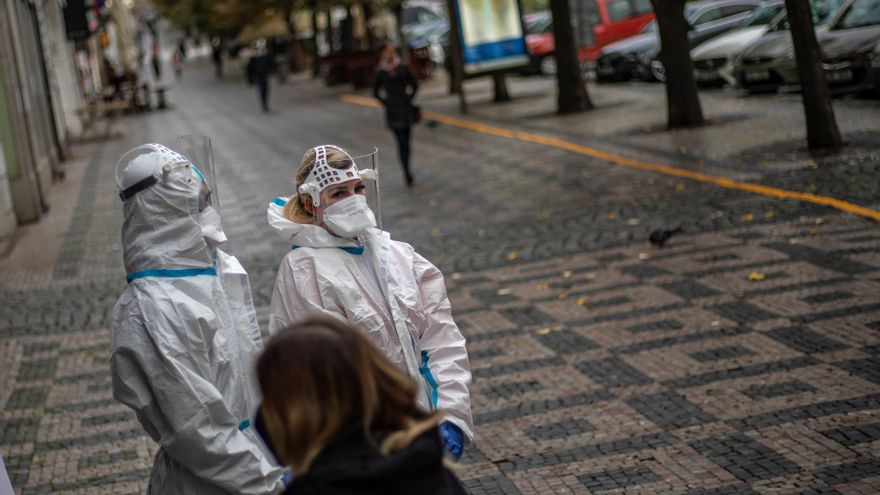 Dos sanitarios esperan la llegada de pacientes para someterles a un test de coronavirus en la plaza Wenceslas, en Praga. EFE/EPA/MARTIN DIVISEK