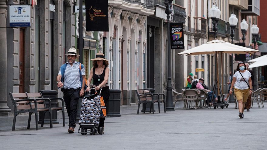 Varias personas con y sin mascarilla pasean por Triana, en Las Palmas de Gran Canaria. EFE/Ángel Medina G.