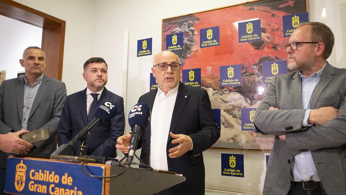 El presidente del Cabildo de Gran Canaria, Antonio Morales, en rueda de prensa, junto al consejero insular de Presidencia y Movilidad Sostenible, Teodoro Sosa.