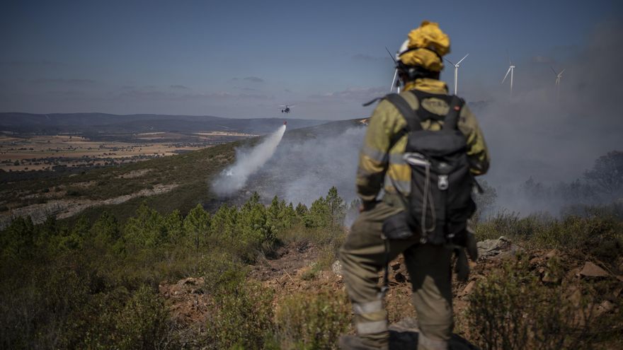 Un brigadista observa la evolución del incendio.