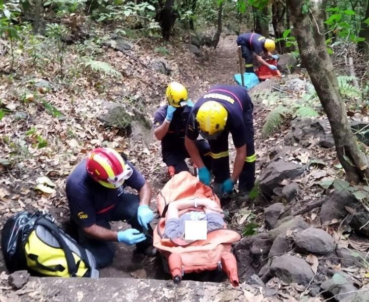 Los bomberos trasladaron a la senderista en camilla. BOMBEROS LA PALMA