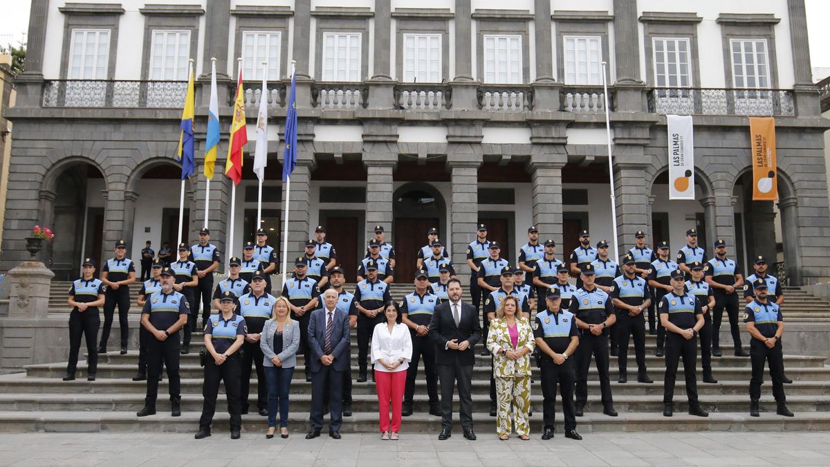 Los nuevos agentes, inspectores y subinspectores, en la recepción en el Ayuntamiento.