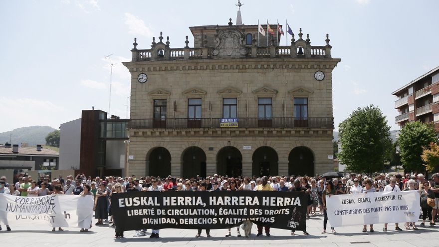 Una concentración en Irun condena la muerte del joven guineano en el Bidasoa