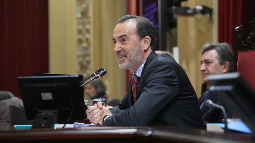 El president del Parlament de Vox acepta retirar del diario de sesiones la referencia de su partido al "día de la victoria"