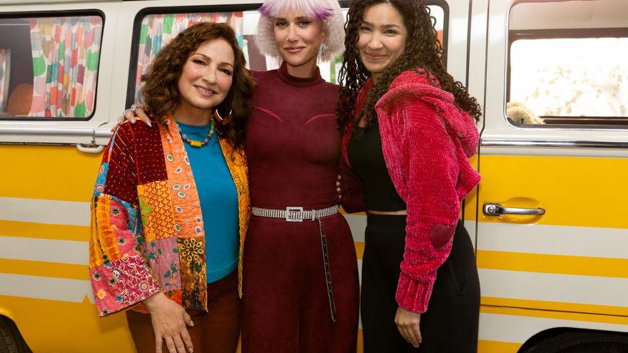 Gloria Estefan defiende el valor del niño interior en 'La casa de muñecas de Gabby'