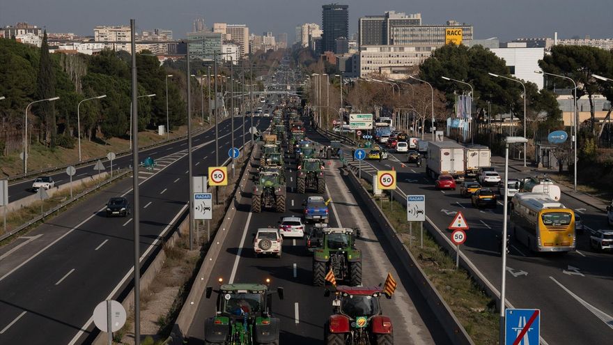 Varios tractores de agricultores se dirigen a la avenida Diagonal durante una manifestación en la segunda jornada de protestas, a 7 de febrero de 2024 en Barcelona, Catalunya (España).