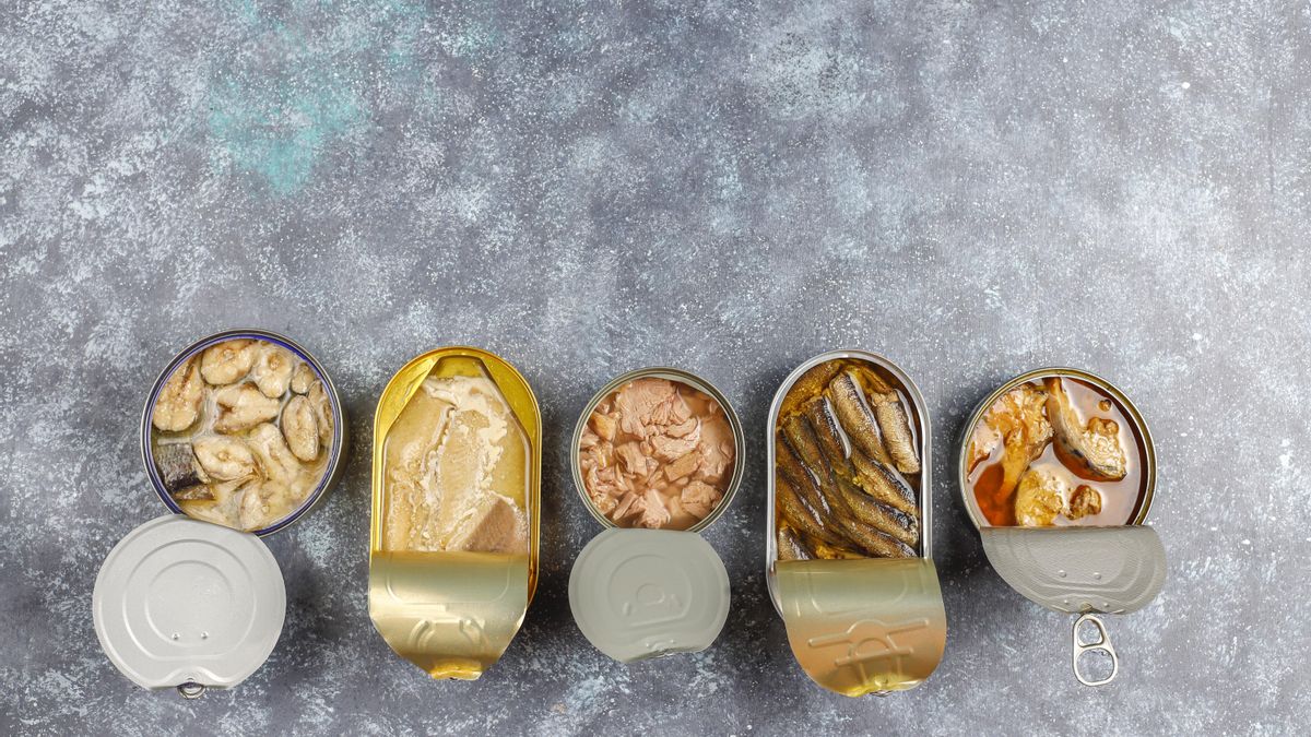 Cinco canapés ricos que puedes preparar tirando de latas de conservas y poco más