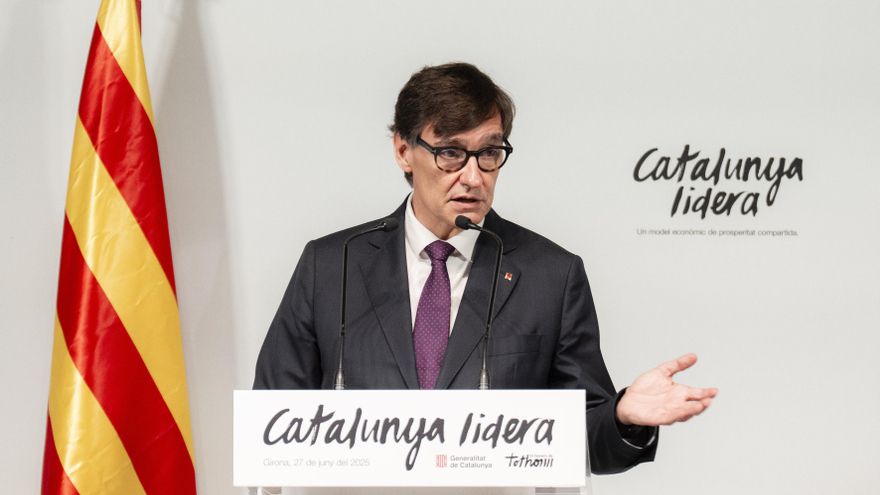 El presidente de la Generalitat, Salvador Illa, interviene en un acto en Girona, donde ha pronunciado la conferencia "Cataluña lidera. Un modelo económico de prosperidad compartida" desde donde ha reivindicado este viernes que Cataluña ha abierto "un tiempo nuevo" con la amnistía y que ahora es "garantía de lealtad y estabilidad institucional", lo que ha permitido el retorno de "casi 700 empresas".EFE/ David Borrat