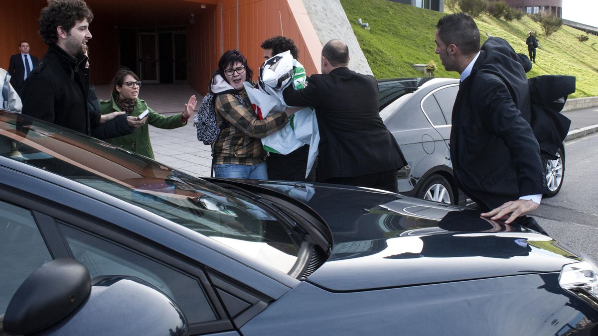 Los guardaespaldas de Ignacio Diego actuaron contra los manifestantes. |