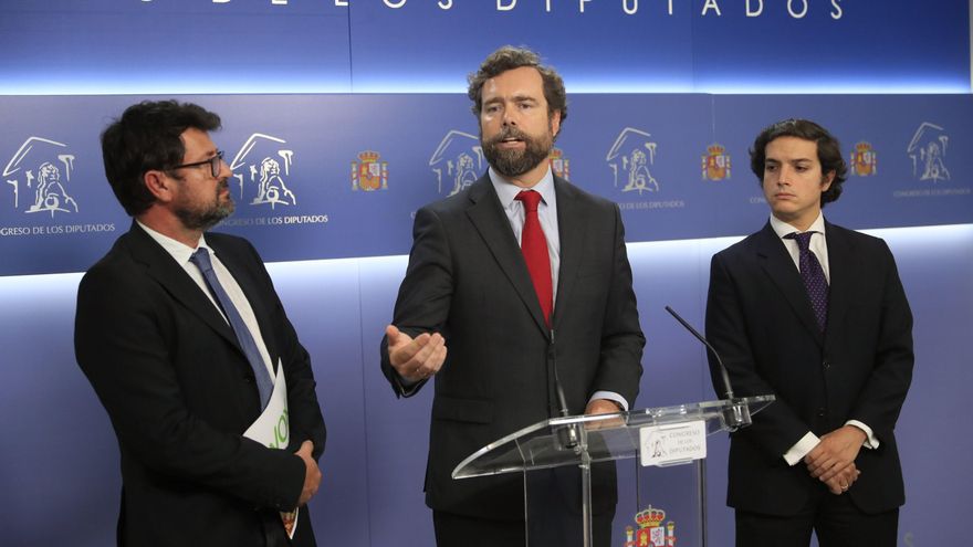 El portavoz de Vox en el Congreso, Iván Espinosa de los Monteros, acompañado de los diputados de Vox Joaquín Robles (i) y José María Figaredo (d). EFE/FERNANDO ALVARADO/Archivo