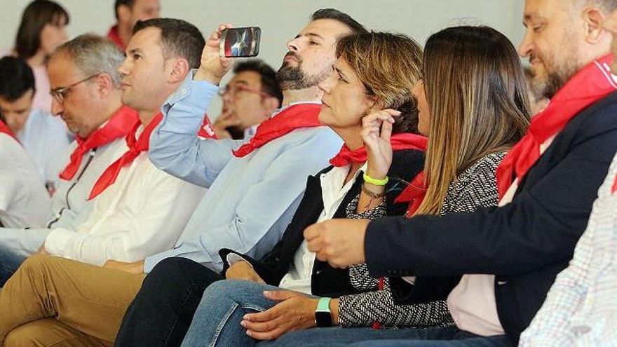 César Sánchez / ICAL La ministra de Justicia en funciones, Dolores Delgado, junto al secretario regional del PSOE, Luis Tudanca (C), y el secretario provincial, Javier Cendón (I), durante la Fiesta provincial del PSOE de León en Camponaraya.