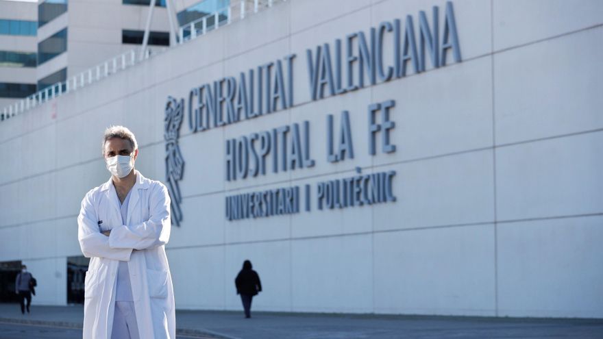 El jefe clínico de Medicina Intensiva del Hospital La Fe de València, Ricardo Gimeno, posa este martes ante el complejo hospitalario. Gimeno ha advertido de que en las últimas semanas la situación en las UCI "se ha desbordado" y la mayoría de ingresados corresponde a pacientes que se han contagiado en brotes familiares durante la Navidad. EFE/Manuel Bruque