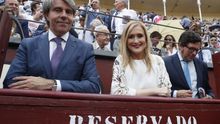 Cifuentes y su portavoz de Gobierno, Ángel Garrido, en la feria de San Isidro el pasado mes de junio / EFE