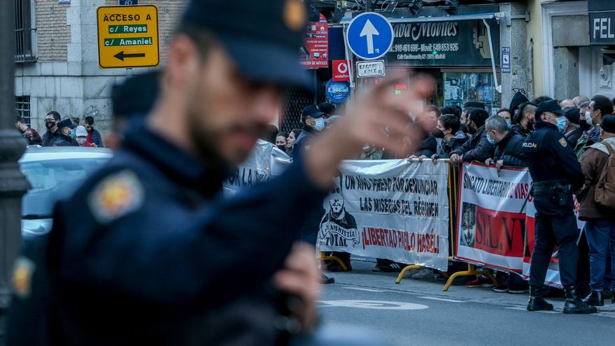 Concentración en apoyo al rapero Pablo Hasél en el aniversario de su encarcelamiento, frente al Ministerio de Justicia, a 19 de febrero de 2022