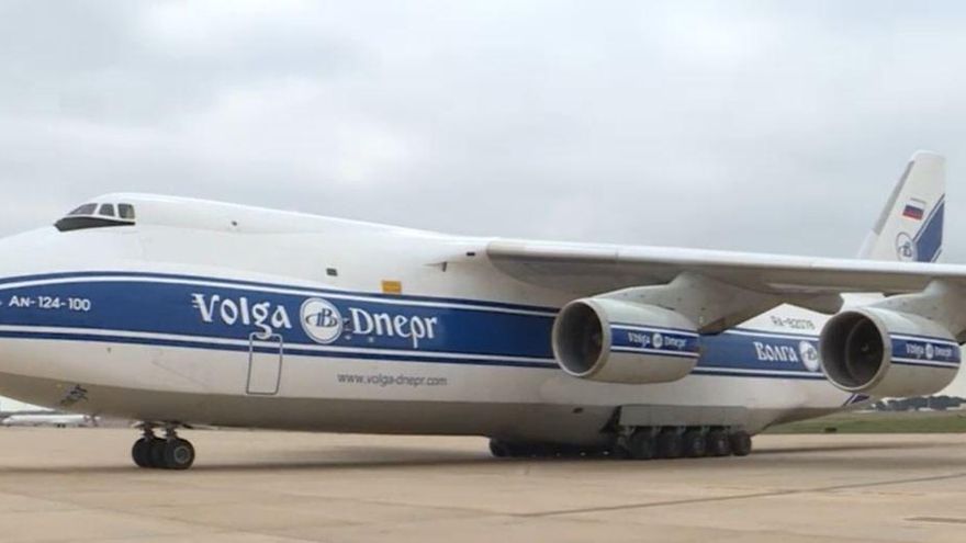 El avión de la compañía Volga-Dnepr cargado con material sanitario adquirido en China que ha llegado este lunes al aeropuerto de Manises.