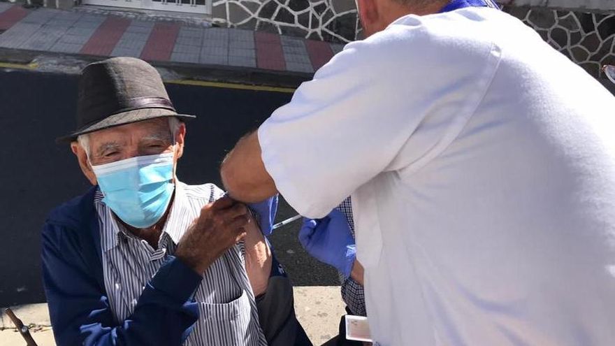 Equipos de Enfermería de la Gerencia de Atención Primaria de Tenerife, poniendo la vacuna contra la COVID-19 a los mayores en los municipios de Vilaflor y La Orotava