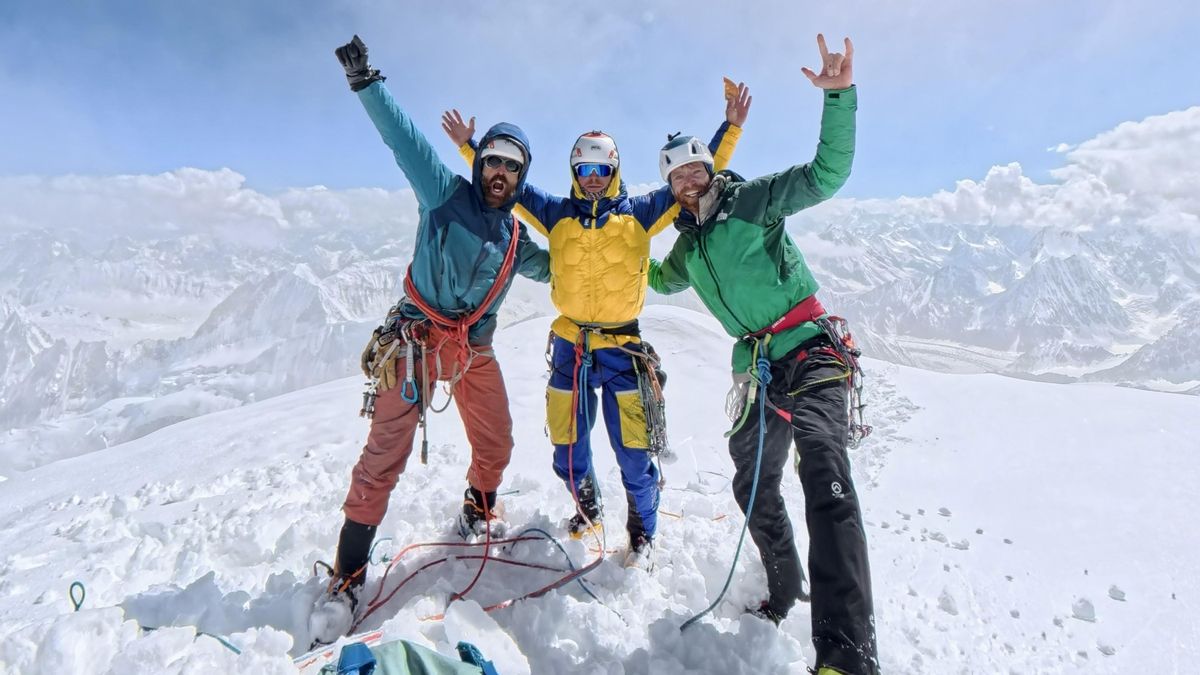 Vanhee, Villanueva y Welfringer completan la primera ascensión por la cara oeste del Tahu Rutum (6.651 metros)