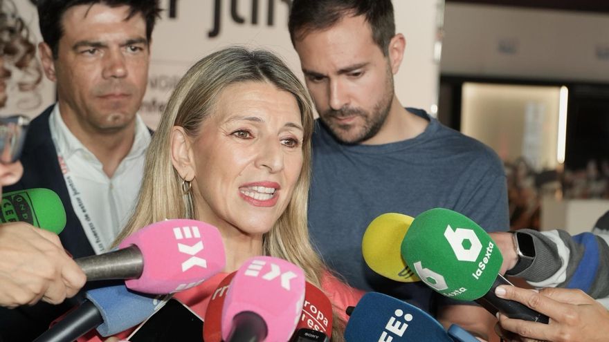 La vicepresidenta segunda del Gobierno, Yolanda Díaz, atiende a los medios en Badajoz